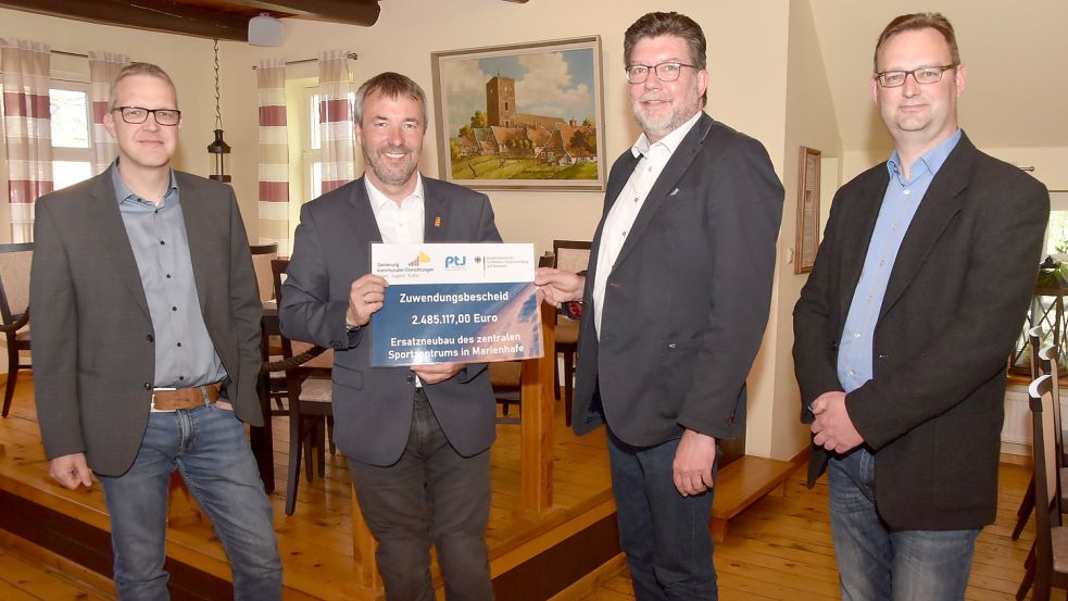 Bundestagsabgeordneter Johann Saathoff (Zweiter von links) überreichte den Zuwendungsbescheid an Samtgemeindebürgermeister Gerhard Ihmels. Mit diesem freuten sich sein Stellvertreter Jochen Behrends (links) und Bauamtsmitarbeiter Markus Schwarz (rechts). Foto: Thomas Dirks