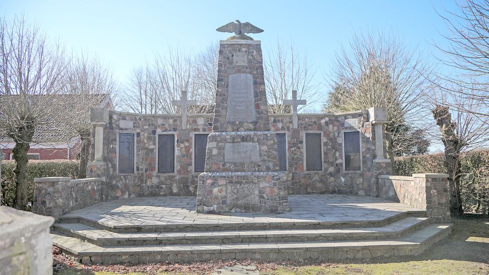 Dem Middelser Denkmal mit Adler und Eisernem Kreuz wird keine erklärende Tafel zur Seite gestellt. Das entschied der Ortsrat. Foto: Romuald Banik