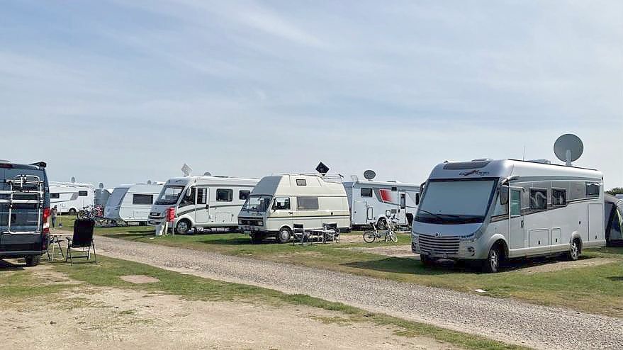 Der Campingplatz in Westerland ist einer von sieben auf Sylt. Wo es aktuell auf der Insel noch freie Stellplätze gibt. Foto: Inga Kausch