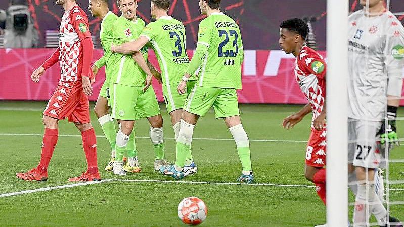 Max Kruse (3.v.l.) war der gefeierte Wolfsburger beim Sieg gegen Mainz. Foto: Swen Pförtner/dpa
