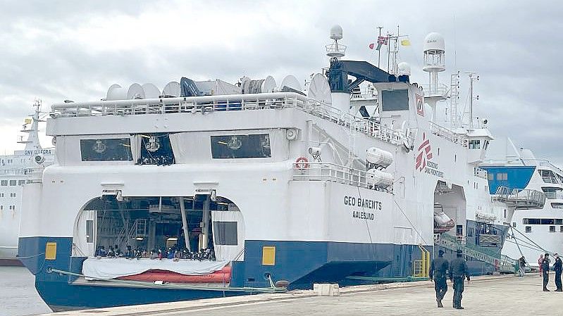 Die Organisation „Ärzte ohne Grenzen“ rettet mit dem Schiff „Geo Barents“ Bootsmigranten aus dem Mittelmeer. Foto: Carmelo Imbesi/ANSA via ZUMA Press/dpa/Archiv