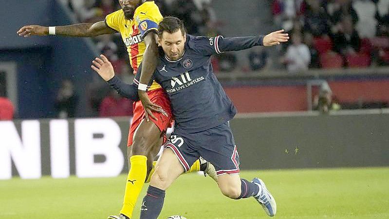 PSG-Torschütze Lionel Messi (r) im Zweikampf mit Seko Fofana vom RC Lens. Foto: Michel Euler/AP/dpa