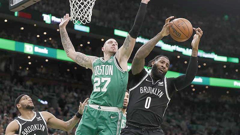 Bostons Daniel Theis (M, 27) verteidigt gegen Brooklyns Andre Drummond (r, 0). Foto: Michael Dwyer/AP/dpa