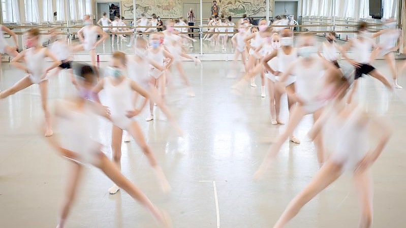 „Wir haben uns überlegt: Was können wir tun, um zu helfen“, heißt es von der Ballettschule. Foto: Christian Charisius/dpa