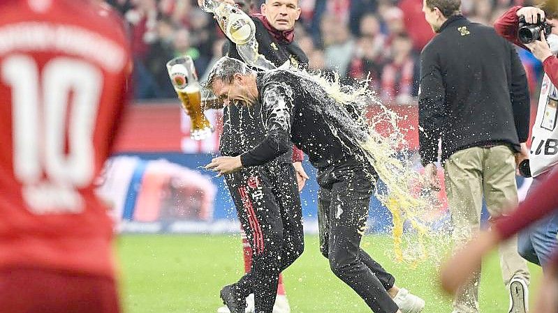 Bayern-Trainer Nagelsmann konnte sich nach dem Sieg gegen Dortmund der Bierdusche nicht entziehen. Foto: Matthias Balk/dpa