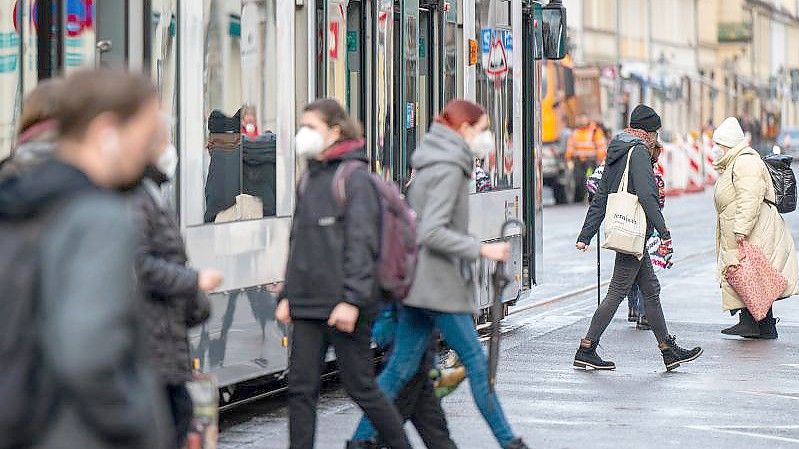 Die Koalition will für 90 Tage ein Ticket für 9 Euro pro Monat für den Öffentlichen Personennahverkehr einführen. Foto: Monika Skolimowska/dpa-Zentralbild/dpa