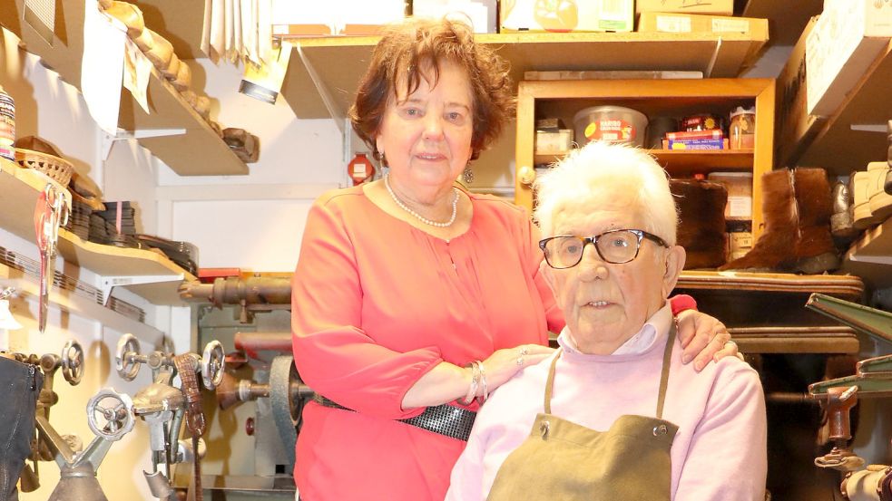Kurt Becker mit seiner Frau Anna in seiner kleinen Schusterei in Großefehn. Foto: HWK