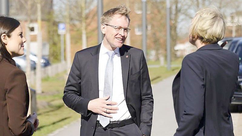 Die Moderatorinnen Linda Mürtz (l.) und Kirsten von Keitz begrüßen Ministerpräsident Daniel Günther (CDU) in Kiel. Foto: Frank Molter/dpa