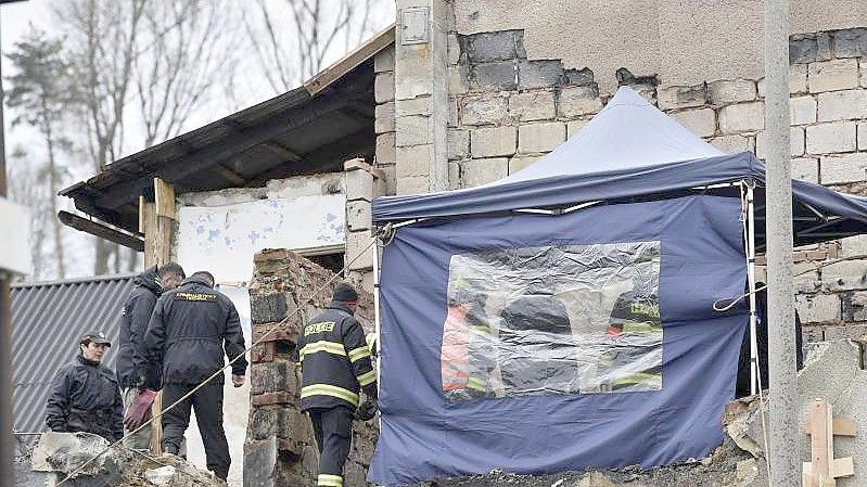 Die Polizei untersucht den Tatort. Foto: Glück Dalibor/CTK/dpa