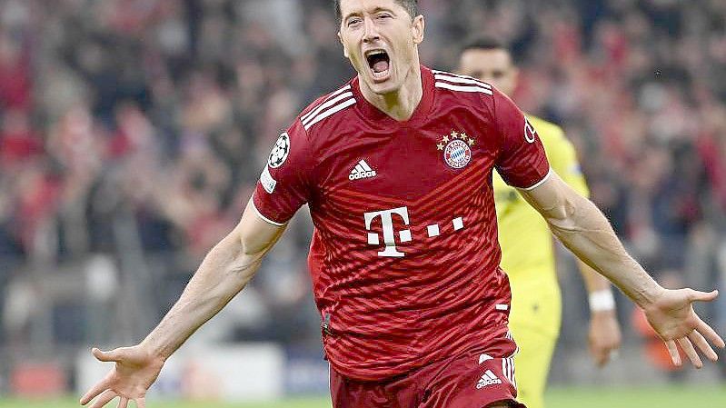 Topstürmer Robert Lewandowski erzielte in dieser Saison bislang 48 Pflichtspieltreffer. Foto: Sven Hoppe/dpa