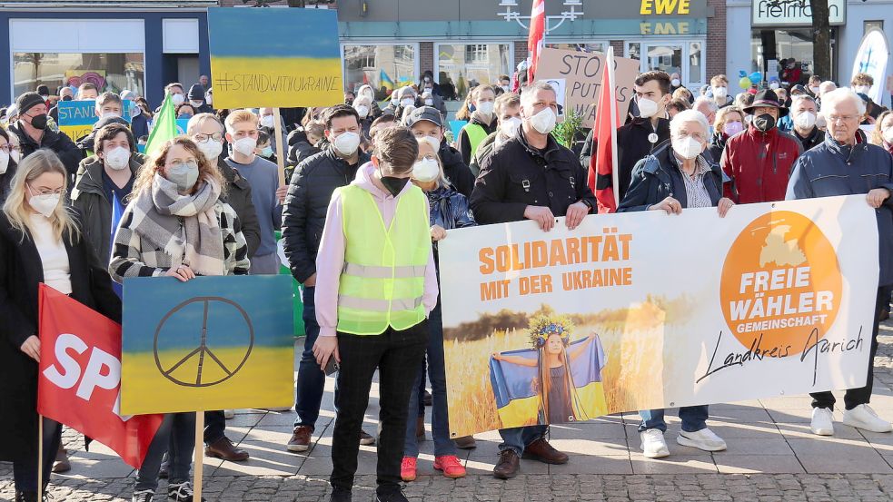 Vertreter von Freien Wählern und SPD, hier auf einer Demo gegen den Ukraine-Krieg in Aurich, fordern Aufklärung über Flüchtlingsunterkünfte im Landkreis Aurich. Archivfoto: Heino Hermanns