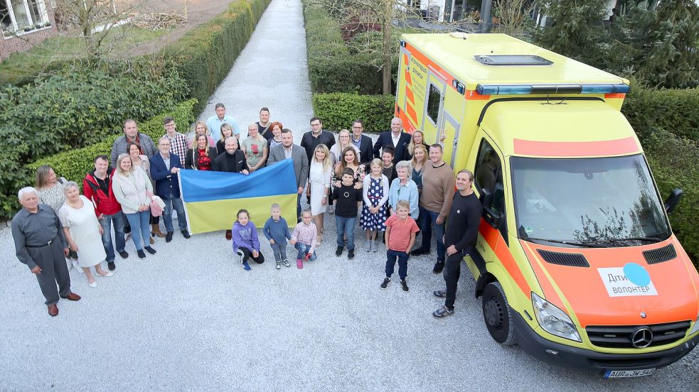 Der Rettungswagen hat Helfer, Unterstützer und Flüchtlinge in Aurich zusammengebracht. Foto: Böning