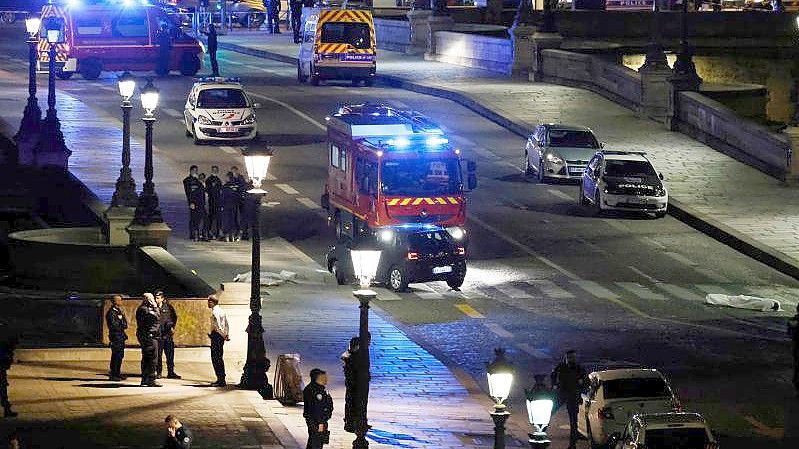 Die Polizei untersucht den Schauplatz der eskalierten Kontrolle. Foto: Ludovic Marin/AFP/dpa