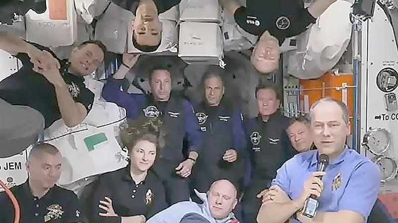 Gruppenfoto auf der Internationalen Raumstation ISS. Einzelne Weltraumtouristen gab es auf der ISS schon mehrfach, bei der sogenannten Ax-1-Mission handelte es sich aber um die erste komplett private Crew. Foto: Nasa/dpa