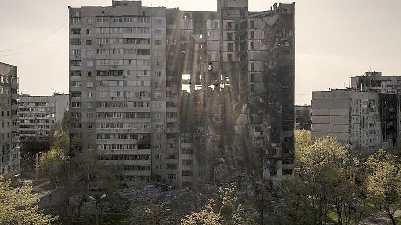 Ein durch mehrfachen russischen Beschuss schwer beschädigtes Gebäude in der Nähe einer Frontlinie in Charkiw. Foto: Felipe Dana/AP/dpa