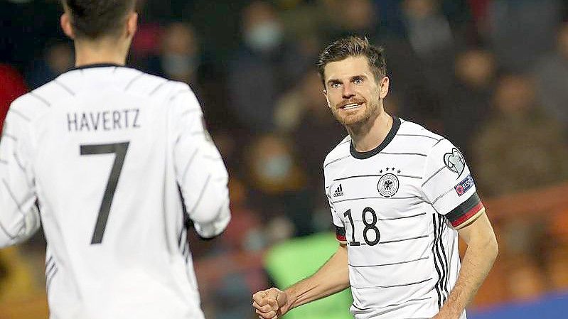 Jonas Hofmann (r) will mit Deutschland den WM-Titel gewinnen. Foto: Christian Charisius/dpa