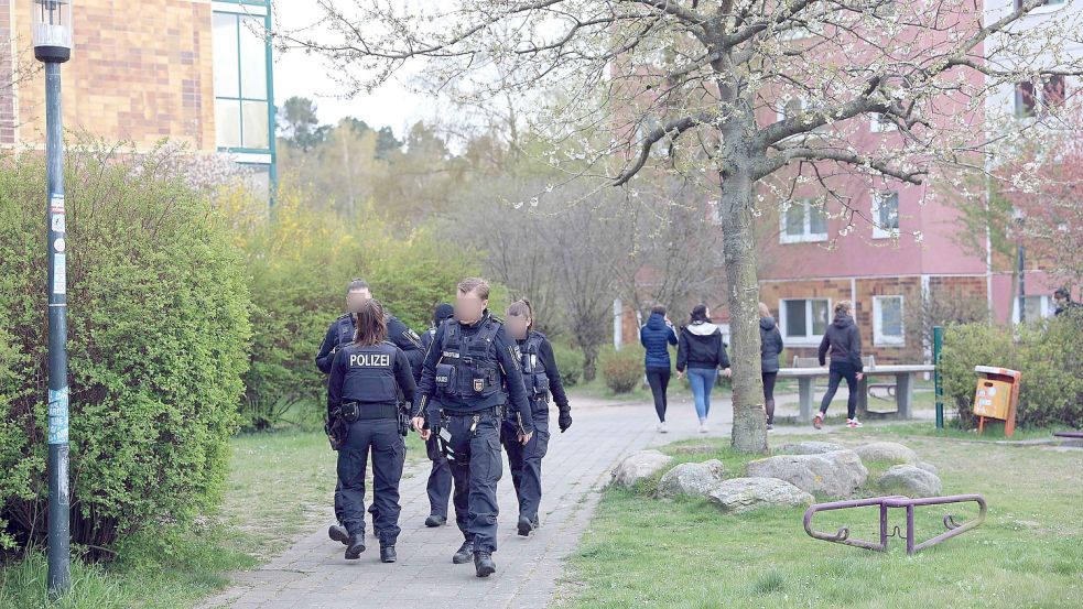 Am Sonntag fahndete die Rostocker Polizei bei einem Großeinsatz nach dem 13-Jährigen, der zwei gleichaltrige Mädchen angriff und auf eine mit einem Messer einstach. Foto: Stefan Tretropp