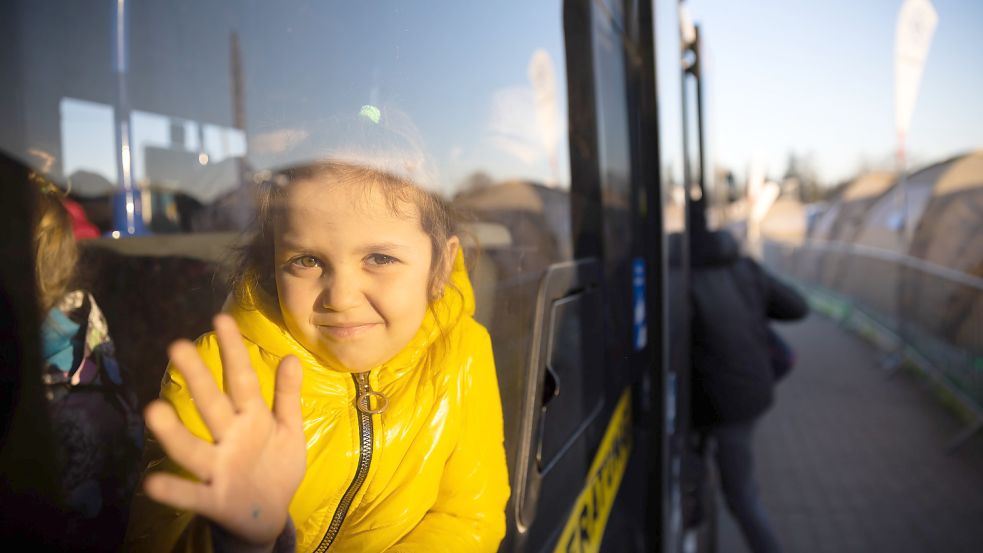 Ein Mädchen, das mit Familienmitgliedern aus der Ukraine geflüchtet ist, wartet am Morgen am Grenzübergang Medyka, kurz hinter der ukrainischen Grenze, auf polnischer Seite, in einem Bus auf die Weiterfahrt. Foto: DPA
