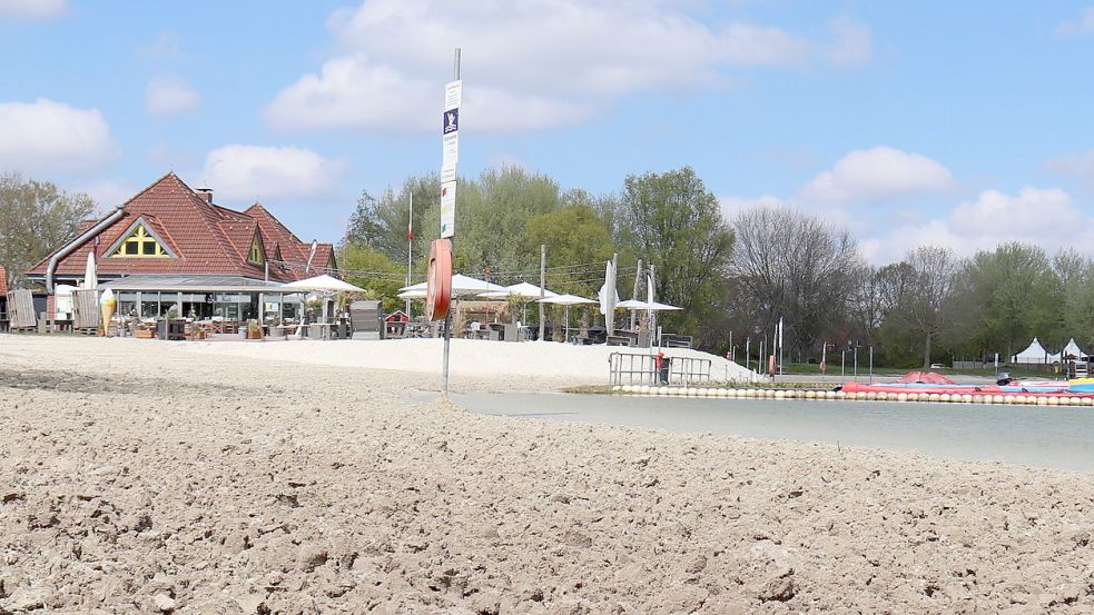 Frisch gereinigt ist der Strand am Badesee Tannenhausen. Auch solche Arbeiten führen zum hohen Defizit der Einrichtung. Foto: Heino Hermanns