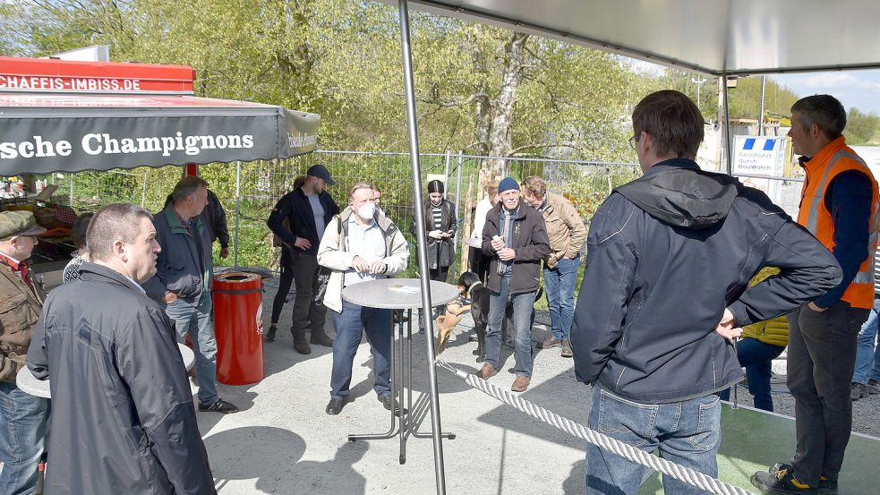 Viele Bürger informierten sich bei Mitarbeiter der Deutschen Bahn über die Arbeiten an der alten Friesenbrücke direkt auf der Baustelle bei Mitling-Mark. Foto: Ammermann