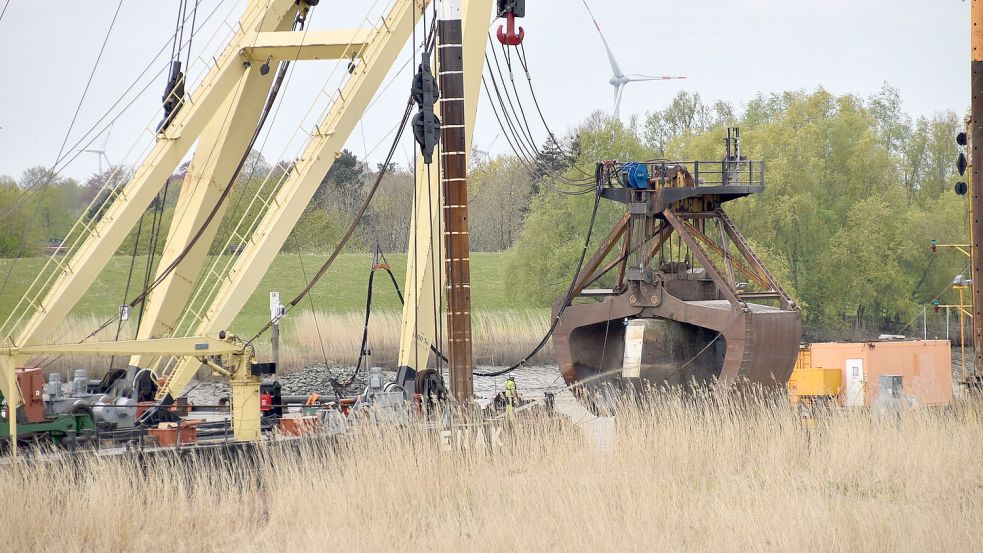 Aktuell wird der letzte im Fluss befindliche Pfeiler der alten Friesenbrücke mit Hilfe des Schwerlastkrans „Enak" abgerissen. Foto: Ammermann