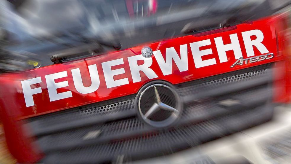 Auf einem Recyclingbetrieb in Bremen ist in der Nacht zu Mittwoch ein großer Haufen Sperrmüll in Flammen aufgegangen. Foto: imago images/Manngold