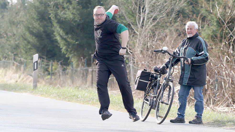 Focko Saathoff (rechts) und Dirk-Christian Saathoff, Vater und Sohn, Boßler und Mannschaftsführer von „Free ut de Hand“ Sandhorst, schafften mit ihren Mannschaften den Aufstieg in die Bezirksklasse. Der Unterschied: Focko Saathoff gelang mit seinen Mitstreitern dieser Erfolg 1982. Sein Sohn freute sich in diesem Jahr über den Sprung in die Bezirksklasse. Der Aufstieg erfolgt zum 100. Geburtstag des Boßelvereins. Foto: Wilfried Gronewold