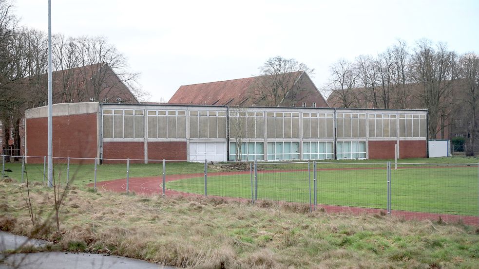 Die Turnhalle auf dem Kasernengelände soll noch einige Jahre genutzt werden. Der Beschluss für einen Neubau soll in dieser Woche aufgehoben werden. Foto: Romuald Banik