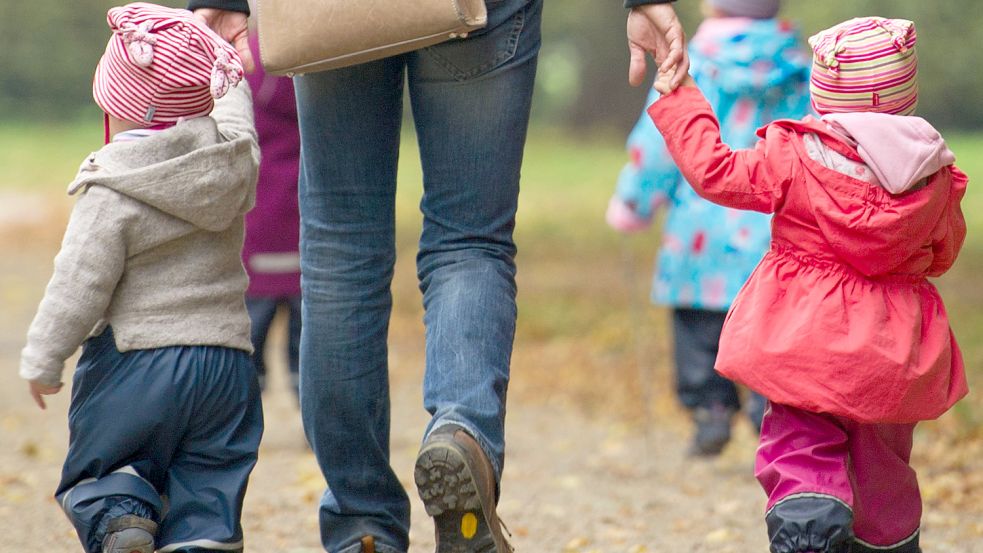 Eine Frau geht mit mehreren Kindern spazieren. Foto: DPA