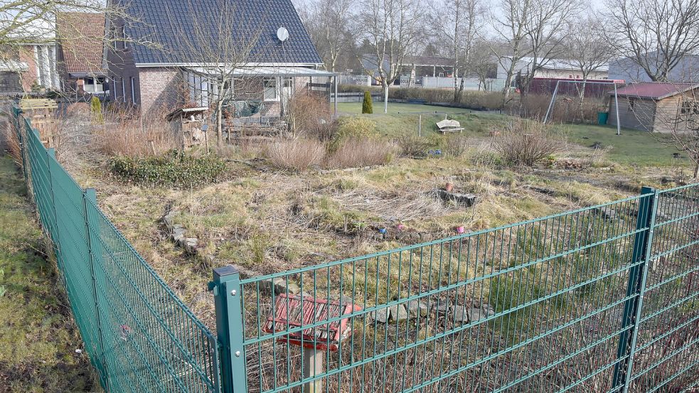 Verwildert ist der Garten der Begegnung in Leezdorf. Kaum noch zu erkennen ist die Kräuterspirale, zugewuchert das Insektenhotel. Foto: Thomas Dirks