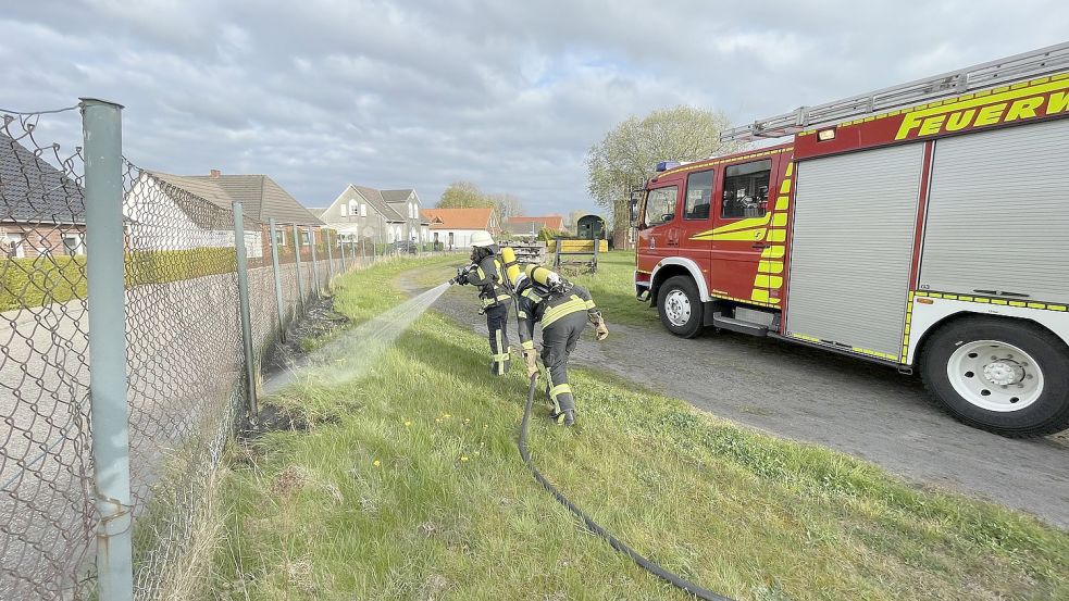 In der Straße Am Bahndamm war ein Grünstreifen in Brand geraten. Foto: Feuerwehr