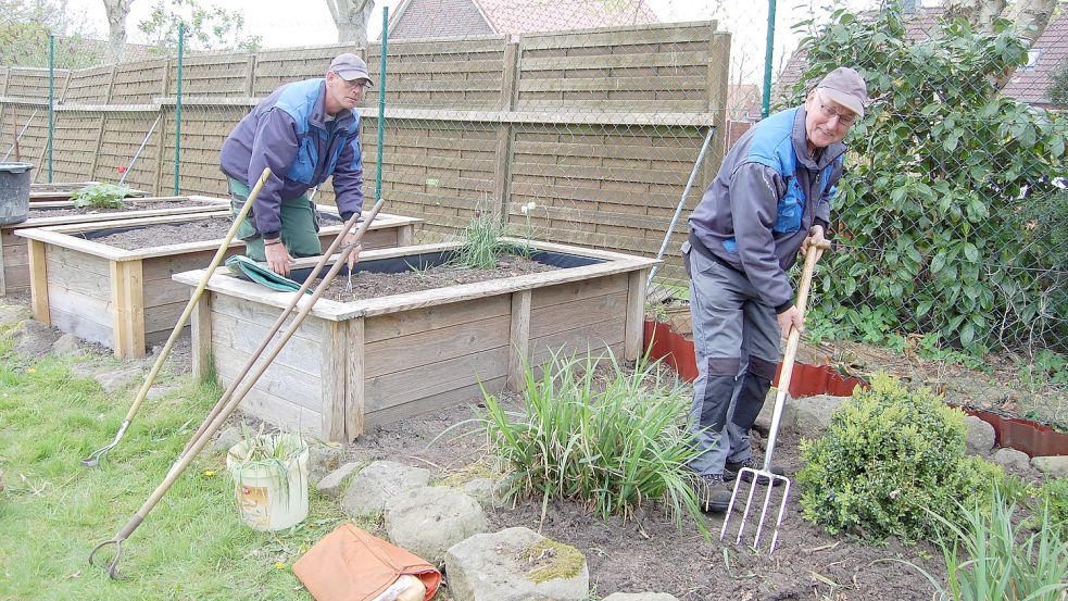 Die Mitarbeiter Edgar Könnecke (links) und Heinz Hinrichs machen die Beete auf dem Gelände des Sand- und Waterwerks in Simonswolde startklar für die neue Saison. Foto: Imke Cirksena