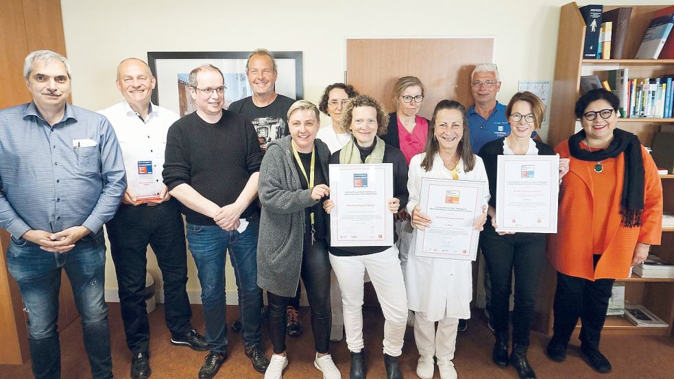 Die Klinik am Kurpark in Bad Rothenfelde ist als guter Arbeitgeber ausgezeichnet worden. Team-Mitglieder freuen sich über die guten Platzierungen. Foto: Carina Wittholz