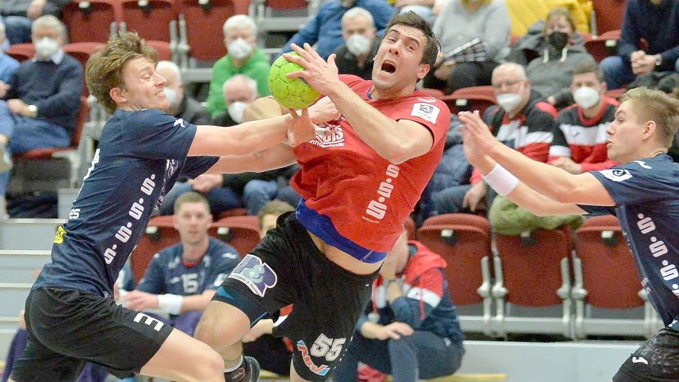 Gegen die Ahlener SG hat der OHV Aurich (mit Ball Petar Puljic) in dieser Saison bisher nicht gewonnen. Im Heimspiel gab es ein unglückliches Unentschieden. In der Pokalrunde treffen beide Teams am Freitag erneut aufeinander. Foto: Bernd Wolfenberg