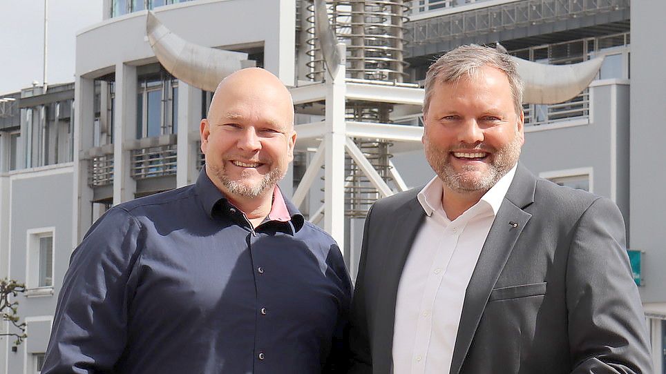 Arno Fecht (Altstadt-Gastronomie, links) und Udo Hippen (Kaufmännischer Verein) freuen sich auf den Geraniemarkt am 8. Mai. Foto: Heino Hermanns