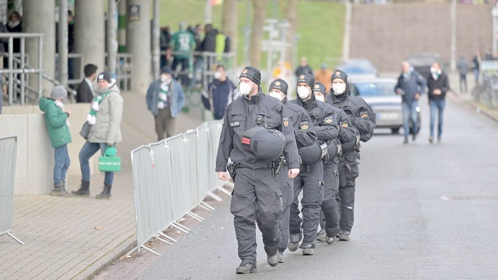 Die Polizei Bremen hat bei Heimspielen des SV Werder, wie hier im Februar gegen Ingolstadt, meist alle Hände voll zu tun. Foto: imago images / nordphoto GmbH / Kokenge