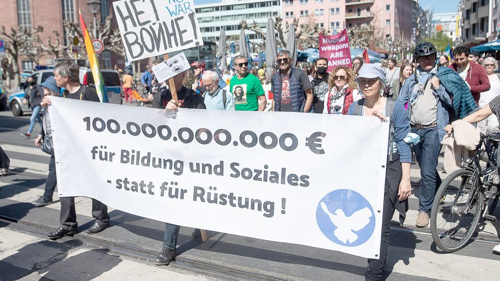 Auf den diesjährigen Ostermärschen wurde gefordert, nicht 100 Milliarden Euro für Waffen auszugeben. Foto: DPA