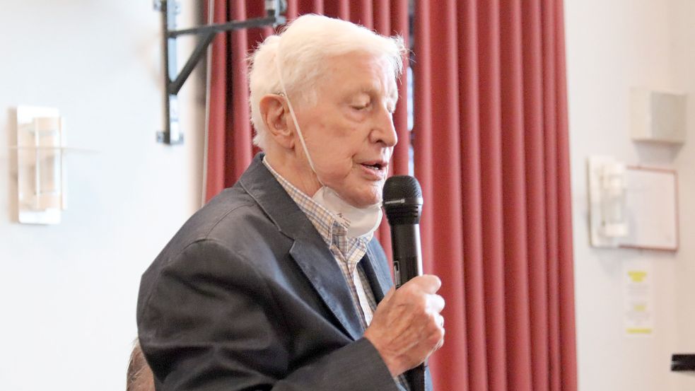 Pastor Carl Osterwald aus Engerhafe fand beeindruckende Worte. Foto: Heino Hermanns
