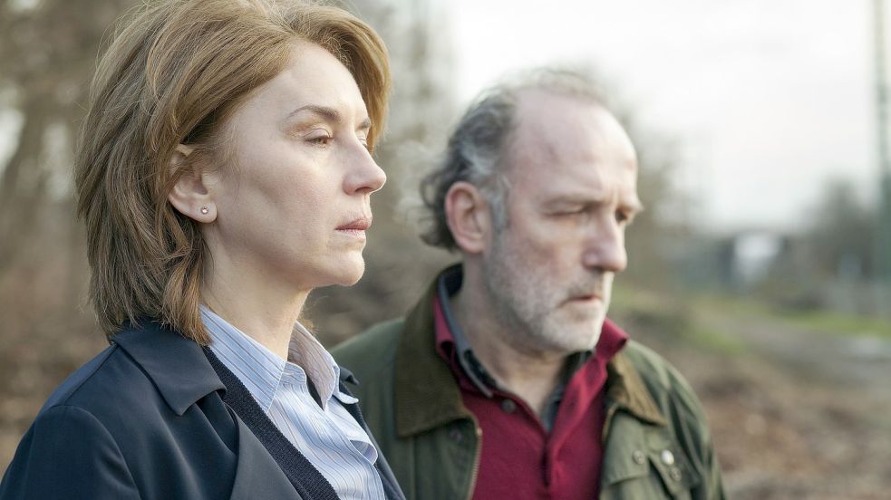 Die trauernden Eltern Marie Keller (Valentina Sauca) und Fritz Keller (Karl Markovics) am Tatort. Foto: BR/Hager Moss Film GmbH/Hagen Keller