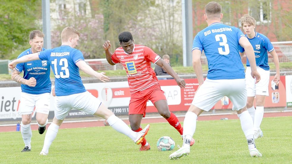 Alle gegen einen: Aurichs Francis Agombire war in der ersten Halbzeit kaum vom Ball zu trennen.Fotos: Bernd Wolfenberg