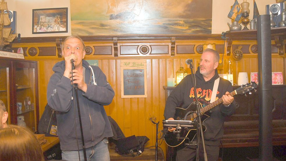 In der Gaststätte „Zur Ewigen Lampe“ unterhielten die Softrocker „Soulmen Acoustik“ aus Wilhelmshaven die Gäste mit Musik der 1970er und 1980er Jahre.