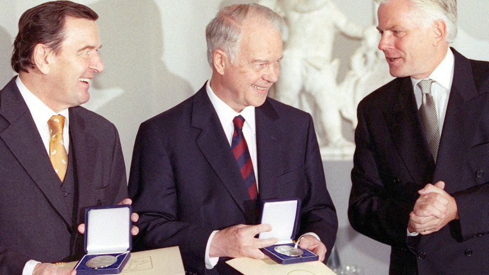 Mit der Niedersächsischen Landesmedaille wurden am 23. Oktober 1999 die ehemaligen Ministerpräsidenten Gerhard Schröder (links, SPD) und Ernst Albrecht (Mitte, CDU) in Hannover vom damals amtierenden Ministerpräsident Gerhard Glogowski (rechts, SPD) ausgezeichnet. Foto: Rainer Jensen/dpa