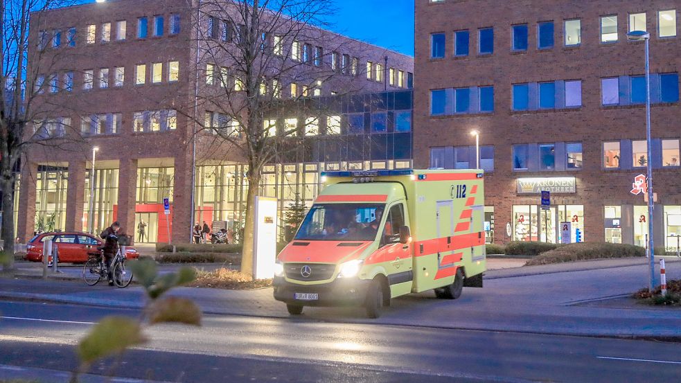 Ein Rettungswagen verlässt die Auricher Ubbo-Emmius-Klinik. Foto: Romuald Banik