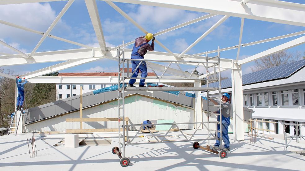 Trotz steigender Preise sind das Bauhauptgewerbe und die Ausbaugewerke nach wie vor über Wochen ausgebucht. Foto: HWK