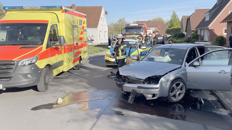Die Front des Ford Mondeo ist nach der Fahrt durch die Vorgärten zerstört. Foto: Feuerwehr