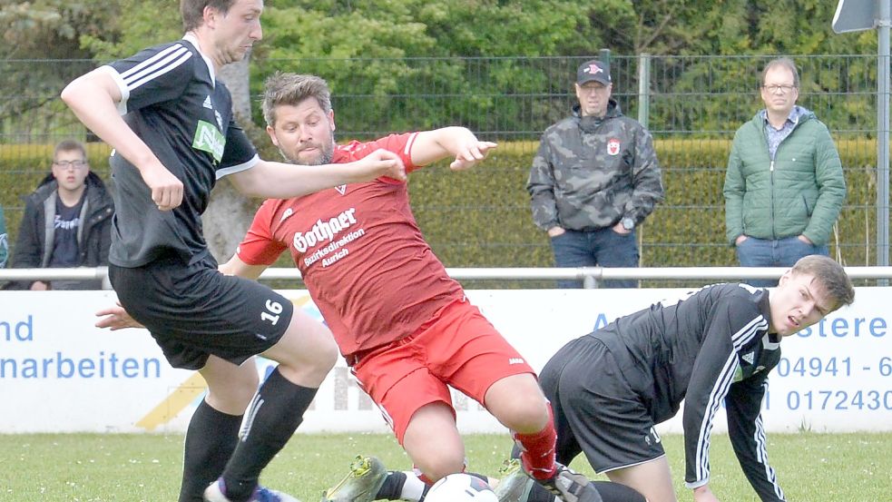 Westerendes Ingo Janssen wirft sich in den Zweikampf mit dem Großefehntjer Carsten Weiß.Foto: Bernd Wolfenberg