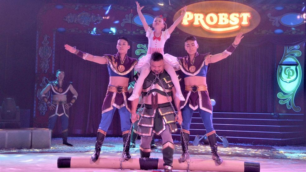 Celina und die starken Männer: Die kleine Probst-Tochter verleiht auch den Auftritten der Troupe Suba einen Schuss Anmut und Fröhlichkeit. Foto: Gerd-D. Gauger