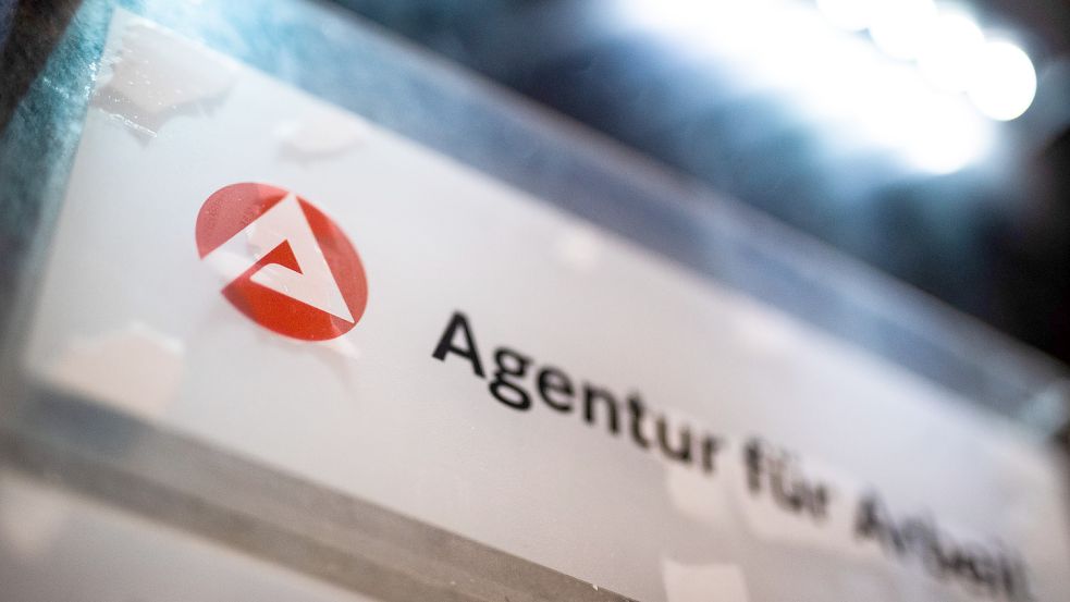 Der Schriftzug „Agentur für Arbeit“ steht auf einem Schild am Eingang der Agentur für Arbeit geschrieben. Foto: DPA