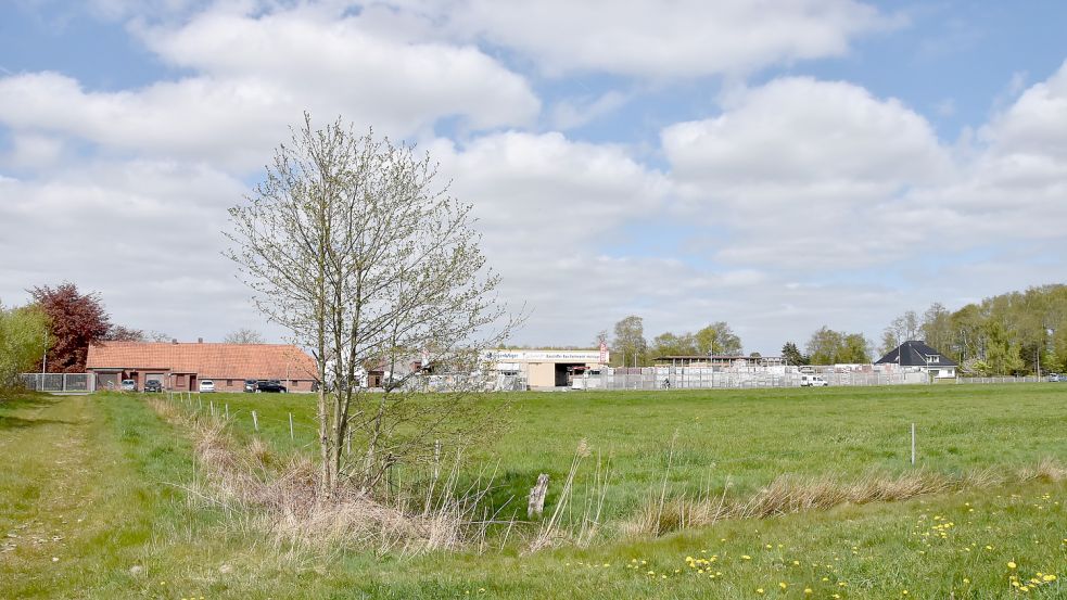 Diese Fläche an der Kirchstraße gegenüber dem Baustoffhandel Jungenkrüger ist als Standort für das neue Marienhafer Feuerwehrhaus im Gespräch. Foto: Thomas Dirks