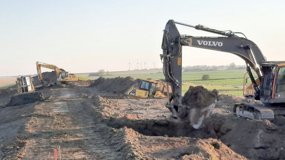 Der Deichbau zwischen Hamswehrum und Groothusen ist bereits gestartet. Foto: privat
